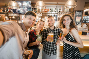 Discover the Simplii Financial Cash Back Credit Card: Earn up to 4% at Dining and Nightlife Spots, Plus 0.5% on Every Purchase!