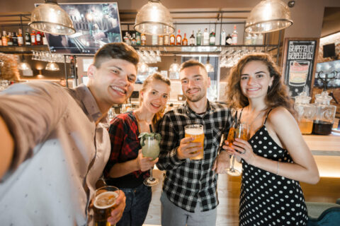 Discover the Simplii Financial Cash Back Credit Card: Earn up to 4% at Dining and Nightlife Spots, Plus 0.5% on Every Purchase!